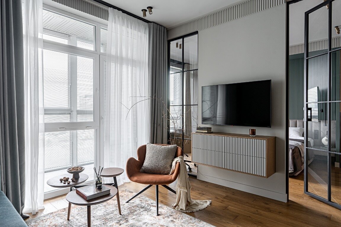 Рельефные гипсовые панели и фриз поддержали вертикальный ритм высоких стеклянных перегородок между гостиной и спальней. Рельефные гипсовые панели и фриз поддержали вертикальный ритм высоких стеклянных перегородок между гостиной и спальней.