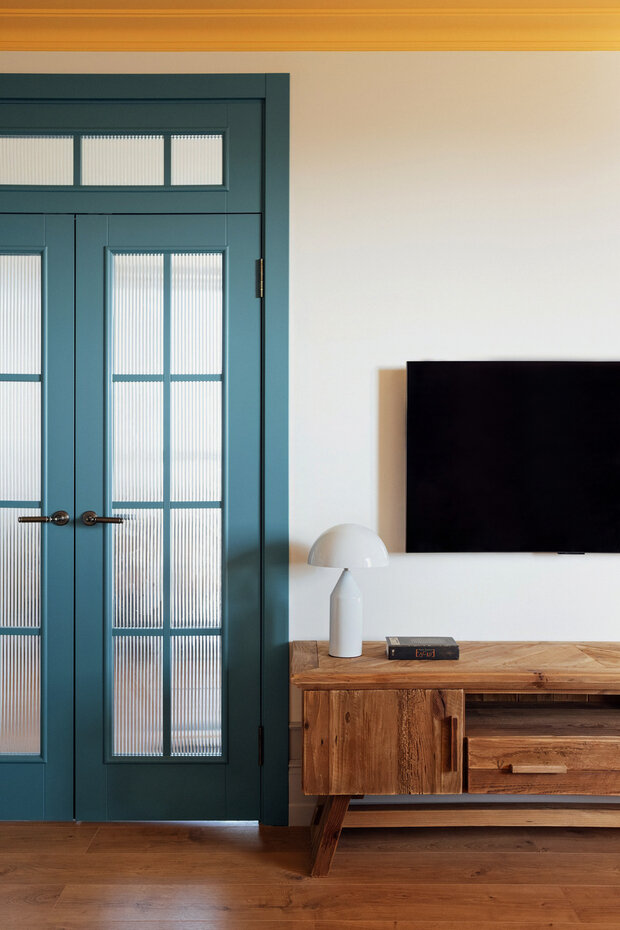 Тумба в стиле рустик выполнена из очень грубых деревянных брусков. Она немного кривовата, а одна из дверок плохо закрывается — своей неидеальностью тумба добавляет особую изюминку этому интерьеру.