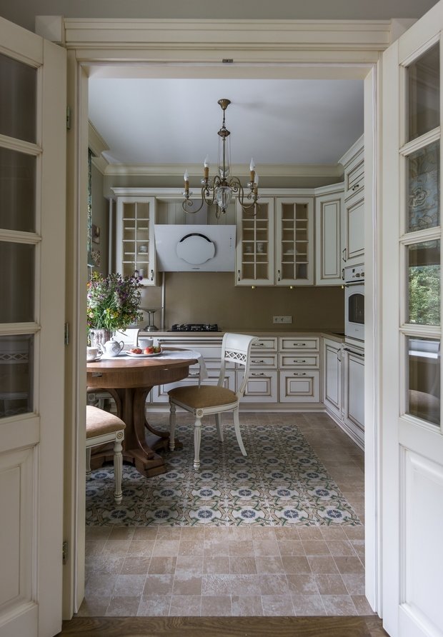 Фотография: Кухня и столовая в стиле Классический, Квартира, Проект недели, Москва, Мария Наседкина, Илья Насонов, Nasonov DesignWerke, Сталинка – фото на INMYROOM