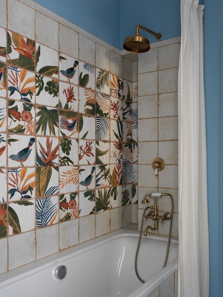 В ванной комнате использовали плитку мелкого формата для большей декоративности. Отделка с эффектом состаренности за счет потертостей на швах. В ванной комнате использовали плитку мелкого формата для большей декоративности. Отделка с эффектом состаренности за счет потертостей на швах.