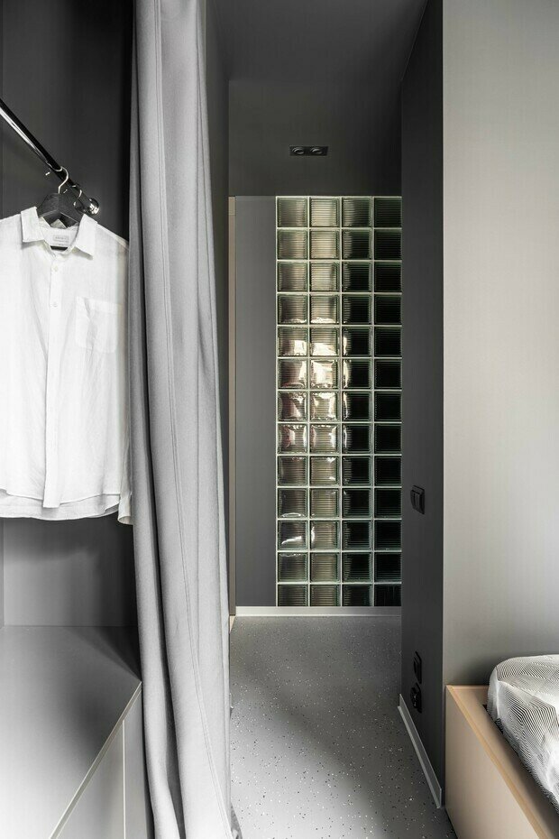 Все системы хранения делали на заказ. В прихожей разместили «подвешенный» над полом шкаф. Образовавшаяся ниша служит для хранения обуви. Также в прихожей находится скрытый пенал с хозяйственным блоком, где хранятся пылесос, гладильная и сушильная доски.