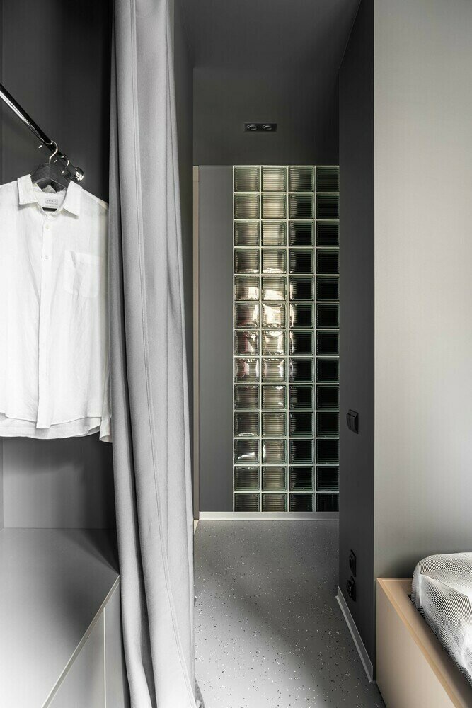 Все системы хранения делали на заказ. В прихожей разместили «подвешенный» над полом шкаф. Образовавшаяся ниша служит для хранения обуви. Также в прихожей находится скрытый пенал с хозяйственным блоком, где хранятся пылесос, гладильная и сушильная доски. Все системы хранения делали на заказ. В прихожей разместили «подвешенный» над полом шкаф. Образовавшаяся ниша служит для хранения обуви. Также в прихожей находится скрытый пенал с хозяйственным блоком, где хранятся пылесос, гладильная и сушильная доски.