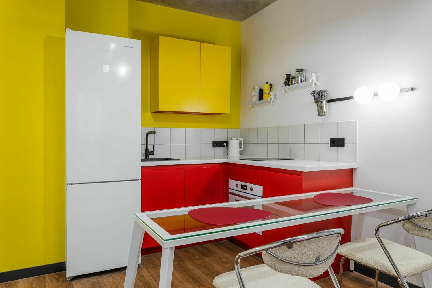 Фотография: Кухня и столовая в стиле Современный, Малогабаритная квартира, Проект недели, Москва, 1 комната, до 40 метров – фото на INMYROOM Фотография: Кухня и столовая в стиле Современный, Малогабаритная квартира, Проект недели, Москва, 1 комната, до 40 метров – фото на INMYROOM