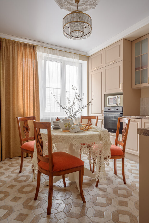 Фотография: Кухня и столовая в стиле Классический, Эклектика, Квартира, Проект дня, Краснодар, Кирпичный дом, 2 комнаты, 60-90 метров, современный с элементами классики и роскоши, Яня Трубицына – фото на INMYROOM
