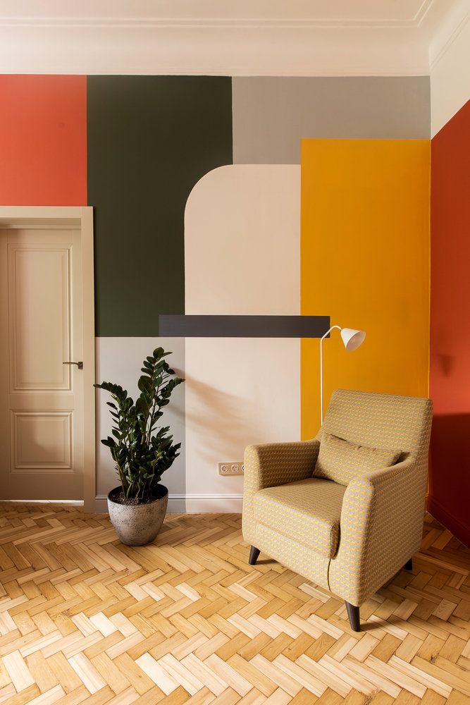 Принт на стене стал одной из особенностей интерьера. Что-то в стиле Баухауса.