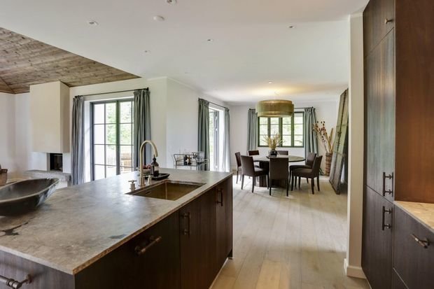 Фотография: Кухня и столовая в стиле Минимализм, Скандинавский, Современный, Дом, Белый, Серый, Коричневый, Дом и дача – фото на INMYROOM