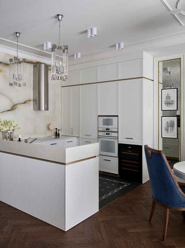 Фотография: Кухня и столовая в стиле Классический, Современный, Квартира, Проект дня, 3 комнаты, Более 90 метров, Эксклюзивные проекты, современный с элементами неоклассики, Новосибирская область, Кольцово – фото на INMYROOM