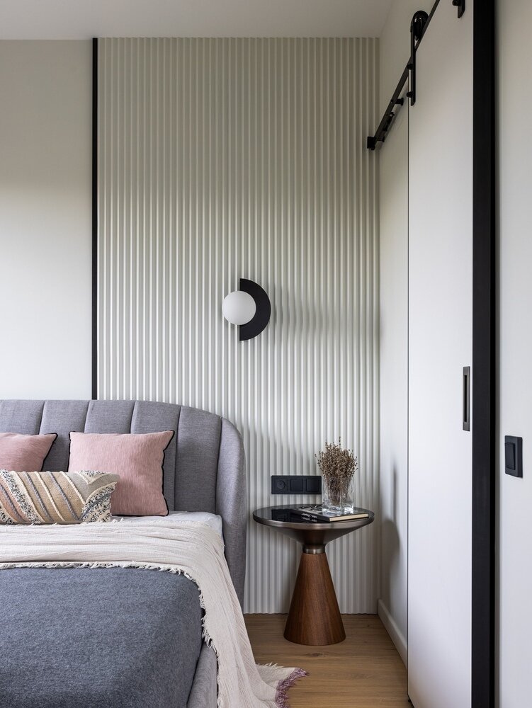 В спальне спроектировали отдельную гардеробную с амбарной дверью на рельсе. В спальне спроектировали отдельную гардеробную с амбарной дверью на рельсе.