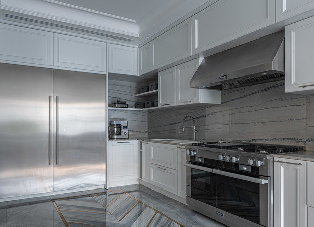 Кухня профессиональная, для семьи часто готовит повар.