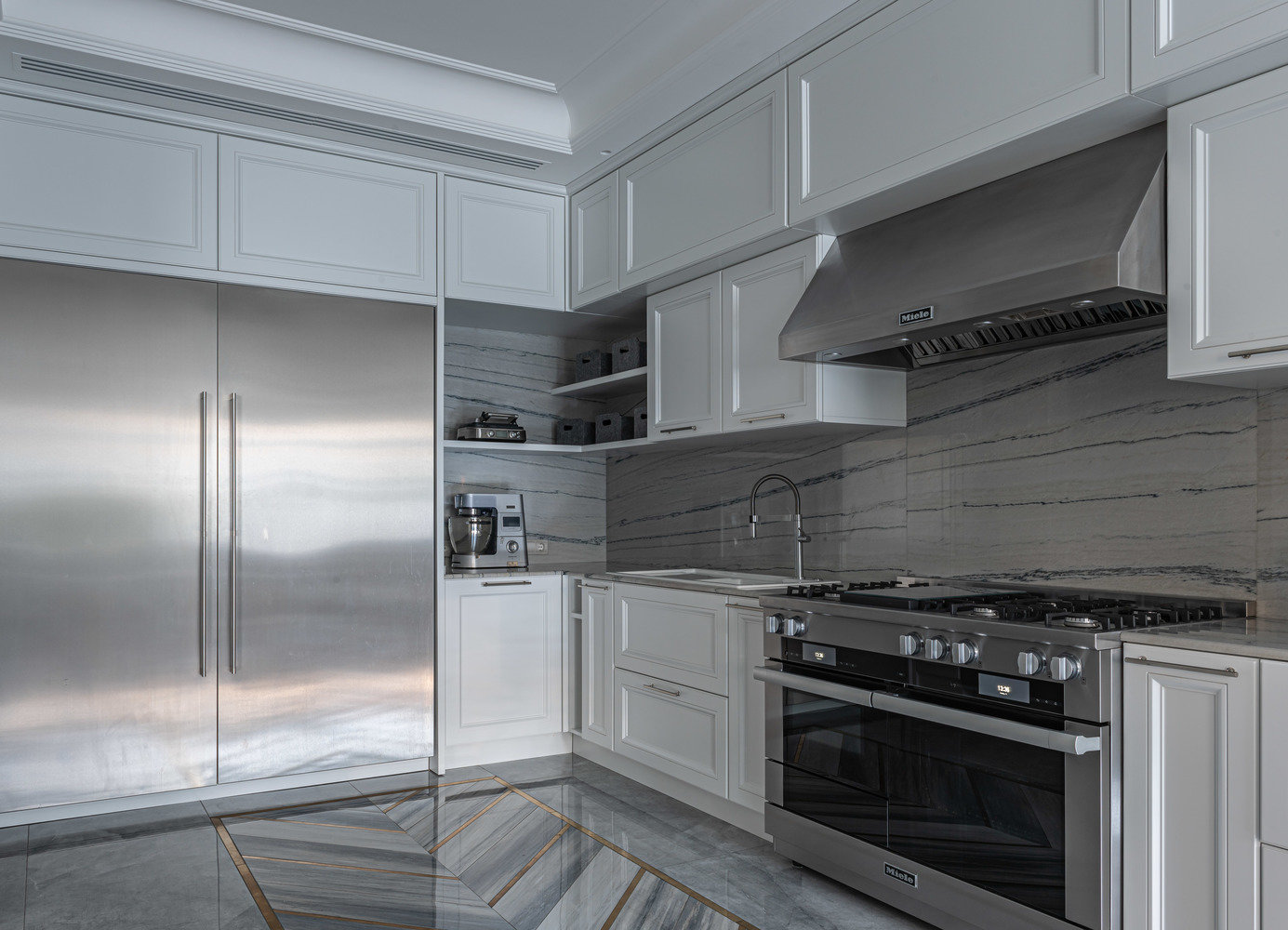 Кухня профессиональная, для семьи часто готовит повар. Кухня профессиональная, для семьи часто готовит повар.