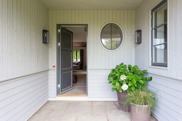 Фотография: Терраса в стиле Скандинавский, Современный, Дом, Белый, Минимализм, Серый, Коричневый, Дом и дача – фото на INMYROOM