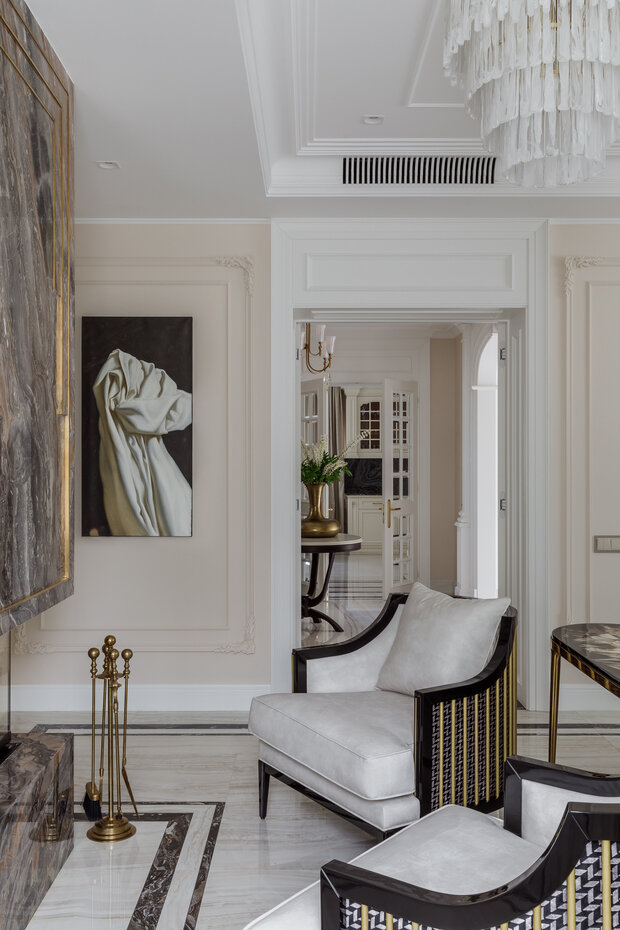 В гостиной слева от двери в холл картина В. Пономаренко «Белое-33» (Галерея «СМАРТ») гармонично вписалась в контрастный интерьер.