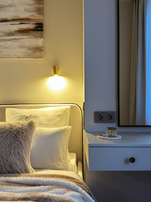 Интерьер спальни в современном стиле с мягким освещением