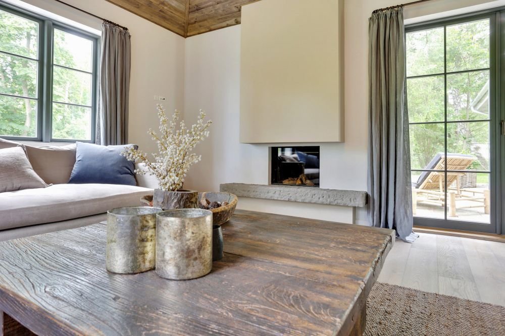 Фотография: Гостиная в стиле Прованс и Кантри, Минимализм, Скандинавский, Современный, Дом, Белый, Серый, Коричневый, Дом и дача – фото на INMYROOM