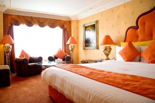 Фотография: Спальня в стиле Прованс и Кантри, Декор интерьера, Дизайн интерьера, Цвет в интерьере, Оранжевый – фото на INMYROOM