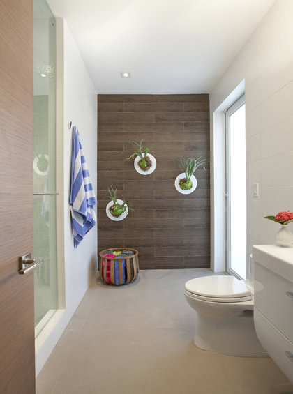 Фотография: Ванная в стиле Минимализм, Декор интерьера, Декор дома, Цвет в интерьере, Обои – фото на INMYROOM