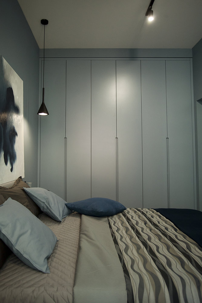 Так же как и в прихожей, в спальне предусмотрены большие встроенные шкафы до потолка с антресолями. Они были изготовлены на заказ. Так же как и в прихожей, в спальне предусмотрены большие встроенные шкафы до потолка с антресолями. Они были изготовлены на заказ.