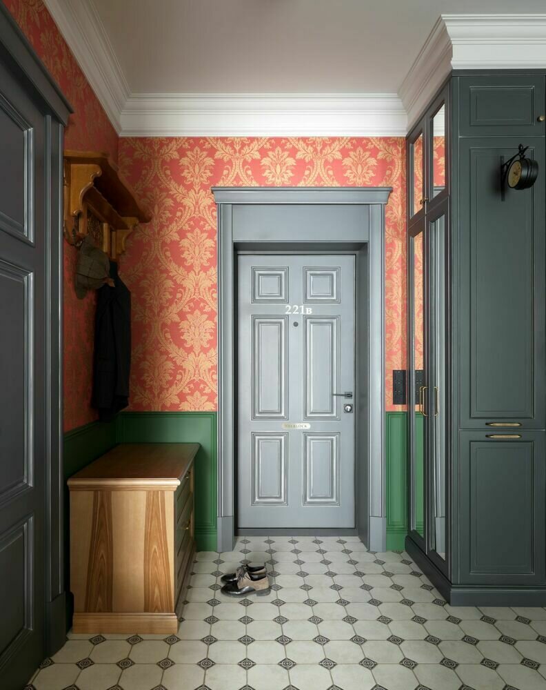 Внутреннюю накладку входной двери и табличку добавили для полной идентичности с дверью в квартире Шерлока.