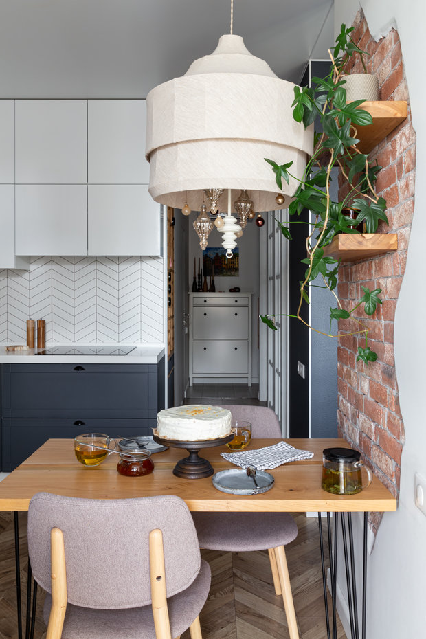 Столешница обеденного стола сделана из натурального дерева. Его использовали также для изготовления подвесных полок.