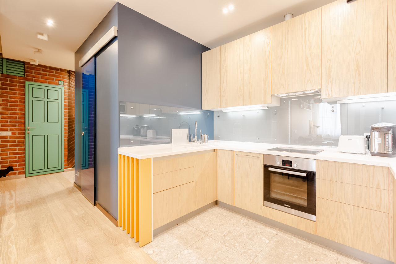 Фотография: Кухня и столовая в стиле Современный, Квартира, Eames, Gorenje, Проект недели, Москва, Бежевый, Dulux, Желтый, Серый, Декоративная штукатурка, Коричневый, Граффити, SLV, ИКЕА, кирпич в интерьере, кирпичная стена, кирпичная стена в интерьере, идеи перепланировки однушки, перепланировка однокомнатной квартиры, современный интерьер, Roca, Porcelanosa, освещение в спальне, Lightstar, Jacob Delafon, Kermi, Centrsvet, как организовать хранение на небольшом метраже, перепланировка студии, кирпичный клинкер, квартира в современном стиле, сценарии освещения, Grohе, хранение книг в небольшой квартире, перепланировка однушки, современный стиль в интерьере, как из однушки сделать двушку, кирпичная кладка в интерьере, современные сценарии освещения, как создать современный и модный интерьер, керамогранит под дерево, Estetica, интерьер с кирпичной кладкой, декоративное освещение в квартире, Megalux, Valentin, Arline, Italline, Constance Guisse, Terhuerne, Calcebeton, Moorbrand, Виктория Золина, Zi-Design Interiors – фото на INMYROOM