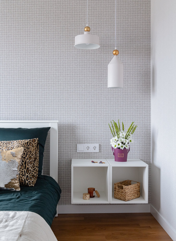 В спальне, детской и кабинете использованы обои. Основная фишка в том, что цвет обоев совпадает с цветом краски. Ставку сделали на игру с фактурами. В спальне, детской и кабинете использованы обои. Основная фишка в том, что цвет обоев совпадает с цветом краски. Ставку сделали на игру с фактурами.