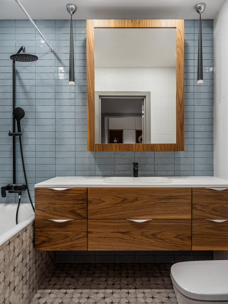 Голубая плитка отлично сочетается с фактурой дерева на тумбе и зеркале. Голубая плитка отлично сочетается с фактурой дерева на тумбе и зеркале.