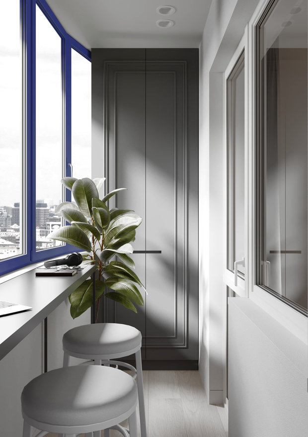 Застройщиком предусмотрена синяя балконная рама. Нестандартный цвет рамы подчеркнули синими ковром и картиной.