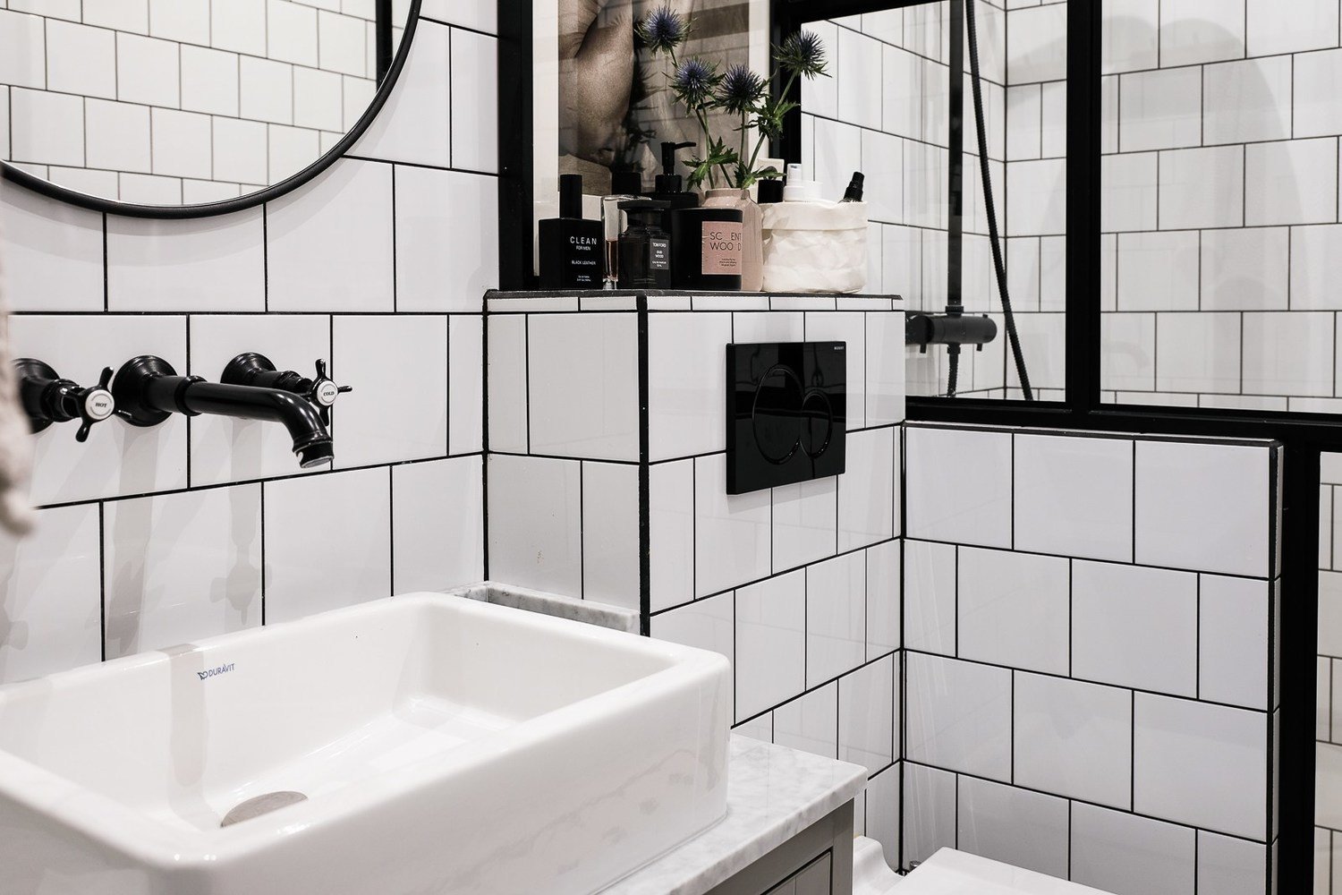 Фотография: Ванная в стиле Скандинавский, Классический, Современный, Эклектика, Декор интерьера, Квартира, Швеция, Белый, Черный, Стокгольм, как оформить эклектичный интерьер, 3 комнаты, 60-90 метров – фото на INMYROOM Фотография: Ванная в стиле Скандинавский, Классический, Современный, Эклектика, Декор интерьера, Квартира, Швеция, Белый, Черный, Стокгольм, как оформить эклектичный интерьер, 3 комнаты, 60-90 метров – фото на INMYROOM