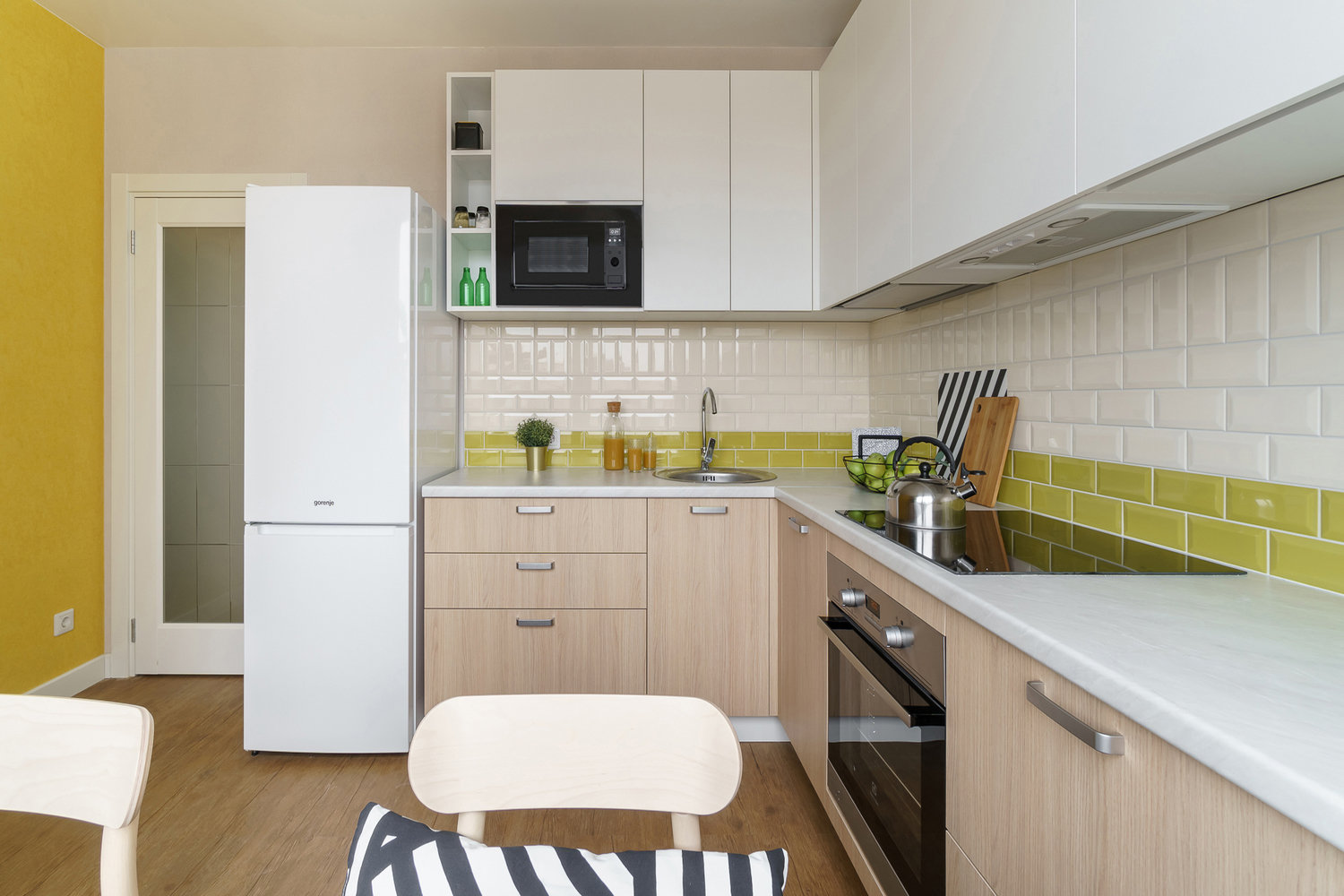 Фотография: Кухня и столовая в стиле Современный, Малогабаритная квартира, Квартира, Проект недели, Санкт-Петербург, 1 комната, до 40 метров, Александра Сакмарова – фото на INMYROOM Фотография: Кухня и столовая в стиле Современный, Малогабаритная квартира, Квартира, Проект недели, Санкт-Петербург, 1 комната, до 40 метров, Александра Сакмарова – фото на INMYROOM