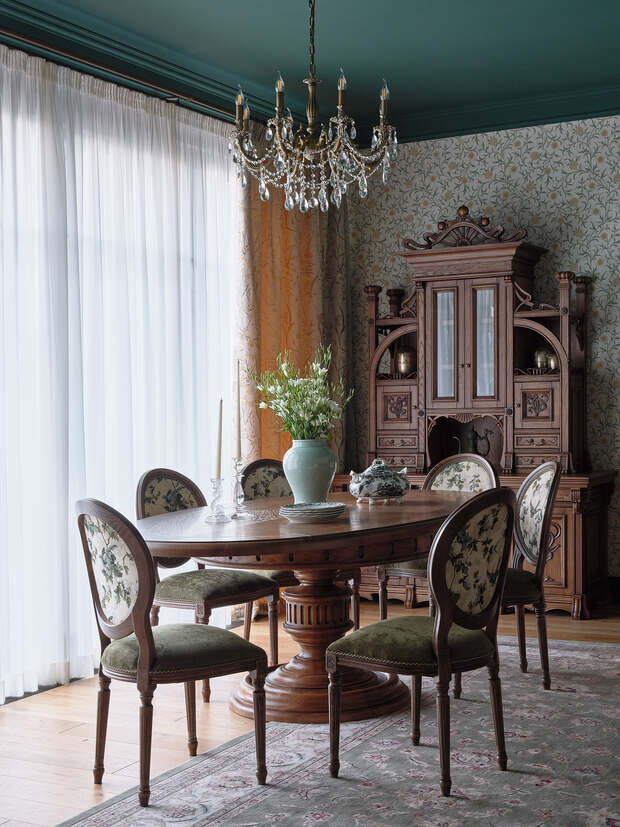 Фотография: Гостиная в стиле Классический, Проект дня, Дача, Подмосковье, Дом и дача, Истринский район, Кирпичный дом, 3 комнаты, Более 90 метров, Дженнет Койтемирова, классический с элементами викторианского и английского стиля – фото на INMYROOM