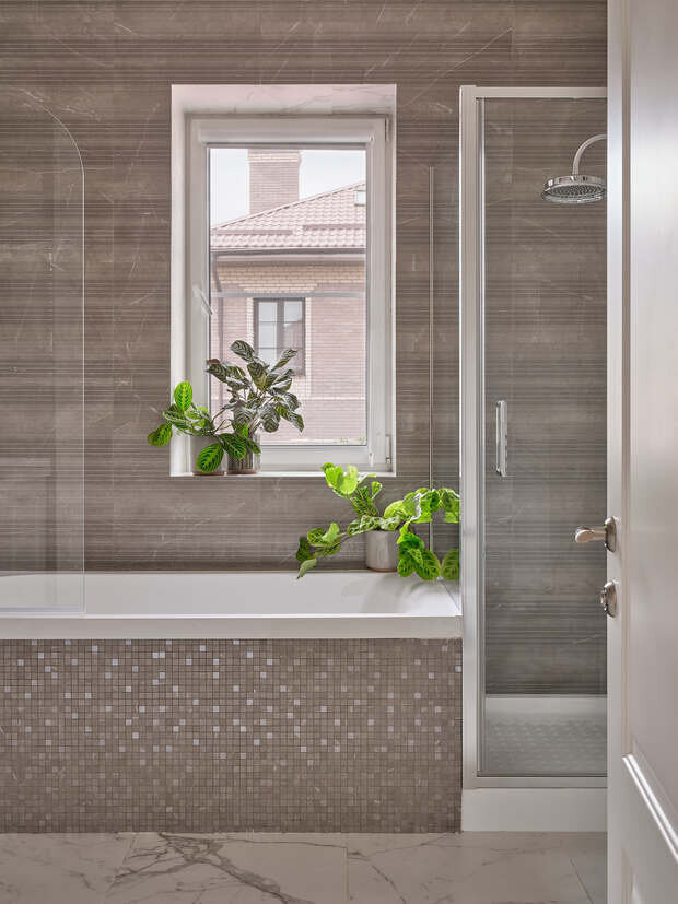 Фотография: Ванная в стиле Классический, Современный, Дом, Проект дня, Москва, Дом и дача, Блочный дом, 4 и больше, Более 90 метров, классический с современными элементами, Екатерина Бачурина – фото на INMYROOM