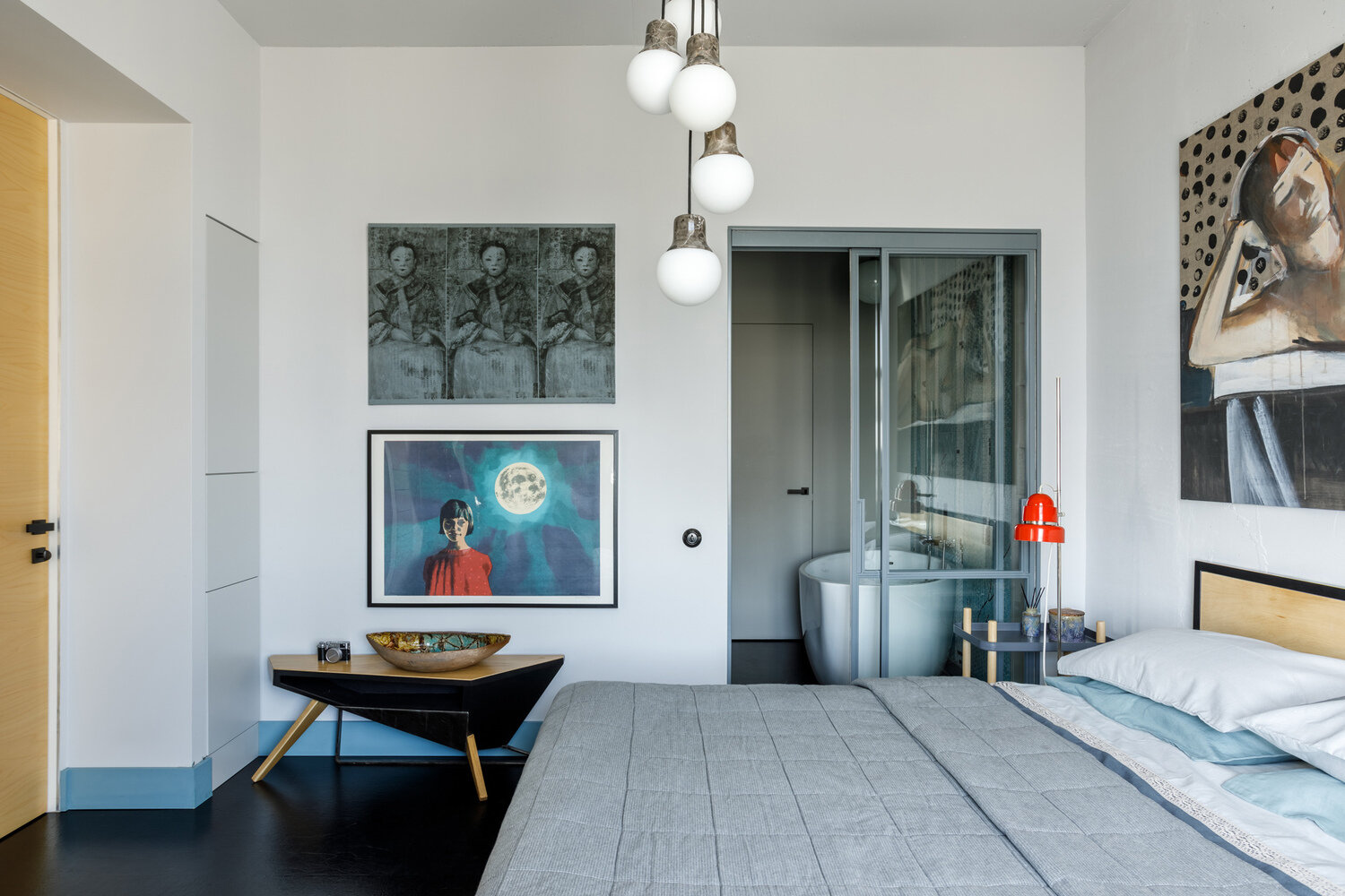 В ванной есть еще две двери: одна из них ведет в гардеробную, вторая — в небольшой коридор, который соединяет ванную с гостиной. Получается круговой обход: в гардеробную и ванную можно попасть, минуя спальню, и не тревожить спящего там человека. В ванной есть еще две двери: одна из них ведет в гардеробную, вторая — в небольшой коридор, который соединяет ванную с гостиной. Получается круговой обход: в гардеробную и ванную можно попасть, минуя спальню, и не тревожить спящего там человека.