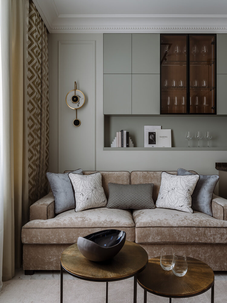Выступающий пилон в гостиной использовали, чтобы организовать над диваном дополнительную систему хранения для посуды и декора: она состоит из открытой ниши и подвесных модулей с подсветкой. Выступающий пилон в гостиной использовали, чтобы организовать над диваном дополнительную систему хранения для посуды и декора: она состоит из открытой ниши и подвесных модулей с подсветкой.