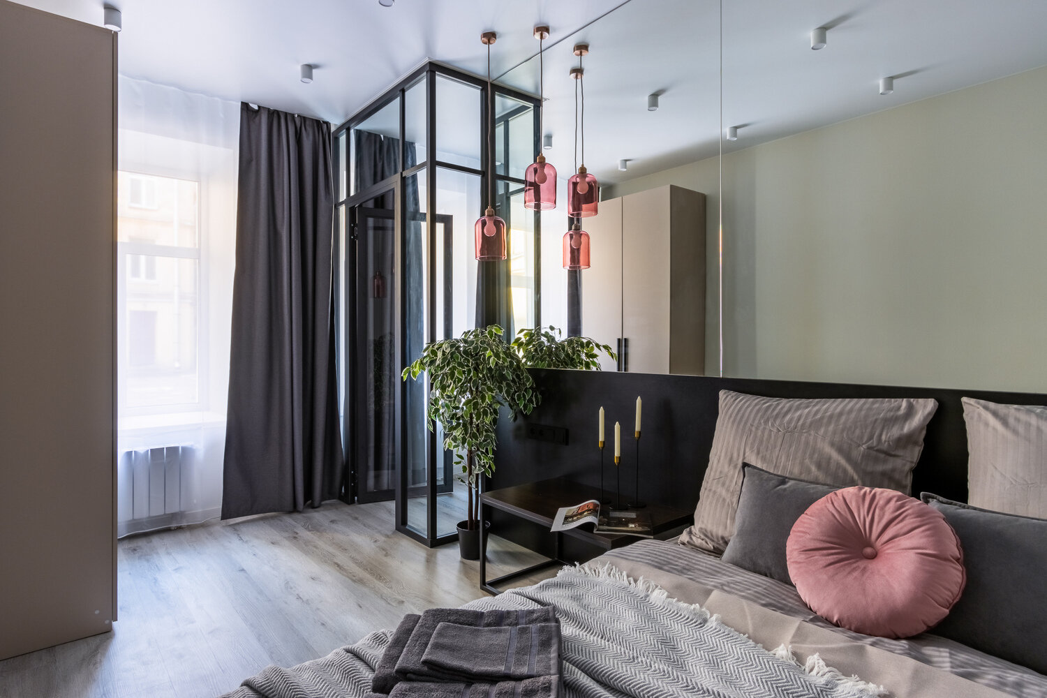 Фотография: Спальня в стиле Современный, Минимализм, Малогабаритная квартира, Квартира, Проект дня, Санкт-Петербург, Кирпичный дом, 2 комнаты, до 40 метров, Zoom Room – фото на INMYROOM Фотография: Спальня в стиле Современный, Минимализм, Малогабаритная квартира, Квартира, Проект дня, Санкт-Петербург, Кирпичный дом, 2 комнаты, до 40 метров, Zoom Room – фото на INMYROOM