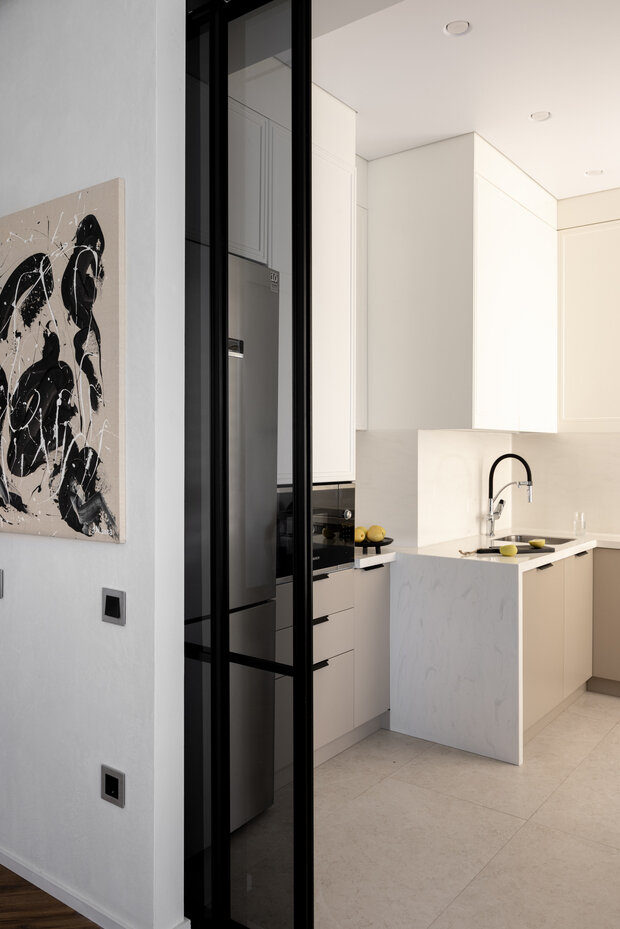 Фотография: Кухня и столовая в стиле Современный, Квартира, Проект дня, Монолитный дом, 3 комнаты, Алматы, минимализм с элементами современного дизайна, Данара Байтурсынова – фото на INMYROOM