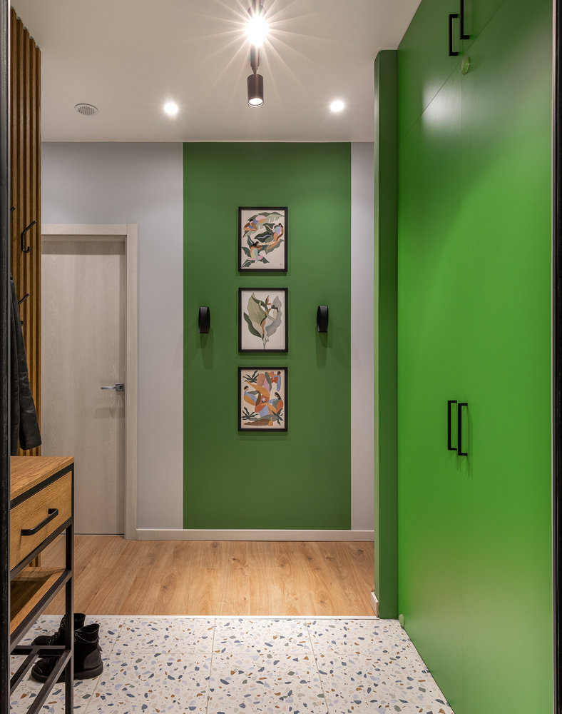 В прихожей размещен шкаф для верхней одежды и хранения сезонной одежды и обуви. Шкаф до потолка, что позволило не терять полезное пространство. В прихожей размещен шкаф для верхней одежды и хранения сезонной одежды и обуви. Шкаф до потолка, что позволило не терять полезное пространство.