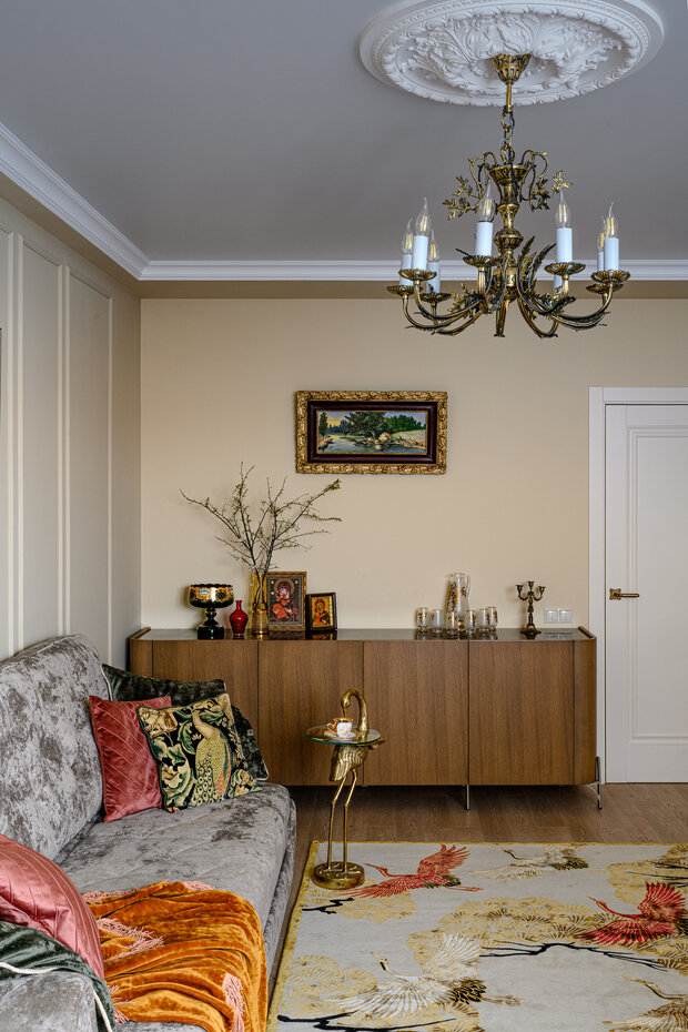 Фотография: Гостиная в стиле Классический, Эклектика, Винтажный, Квартира, Проект дня, Краснодар, Кирпичный дом, 2 комнаты, 60-90 метров, современный с элементами классики и роскоши, Яня Трубицына – фото на INMYROOM