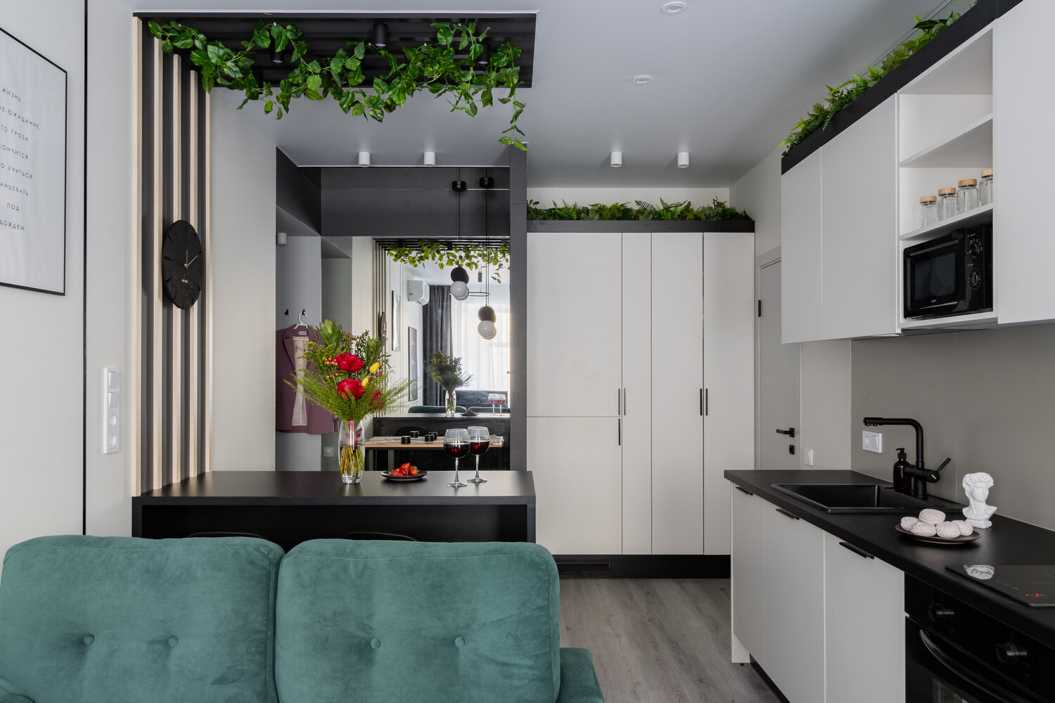 Фотография: Кухня и столовая в стиле Современный, Малогабаритная квартира, Квартира, Проект дня, Санкт-Петербург, Кирпичный дом, 2 комнаты, до 40 метров, Zoom Room – фото на INMYROOM Фотография: Кухня и столовая в стиле Современный, Малогабаритная квартира, Квартира, Проект дня, Санкт-Петербург, Кирпичный дом, 2 комнаты, до 40 метров, Zoom Room – фото на INMYROOM