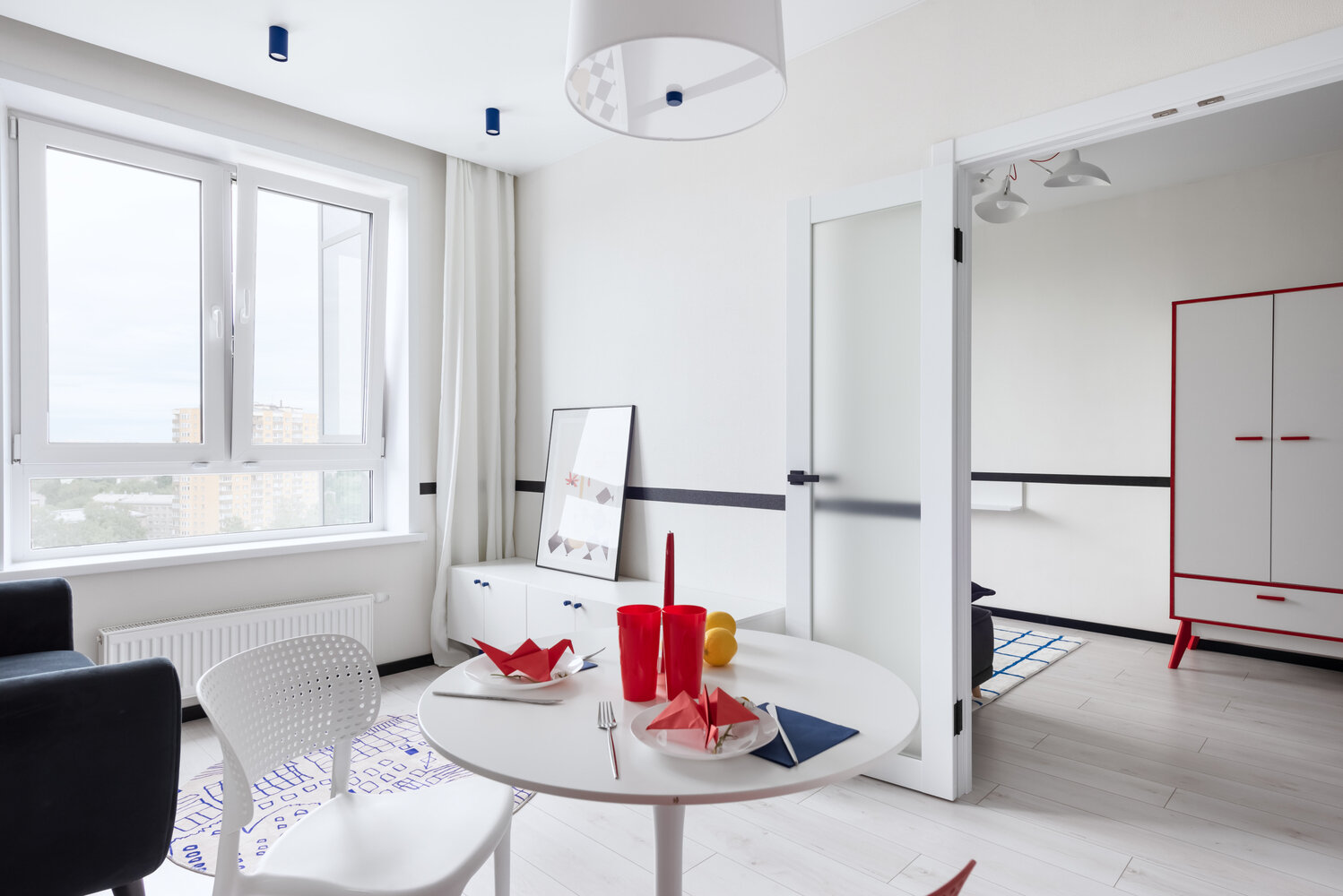 Черная полоса по периметру всей квартиры дублирует линию плинтуса и связывает все элементы воедино. Черная полоса по периметру всей квартиры дублирует линию плинтуса и связывает все элементы воедино.