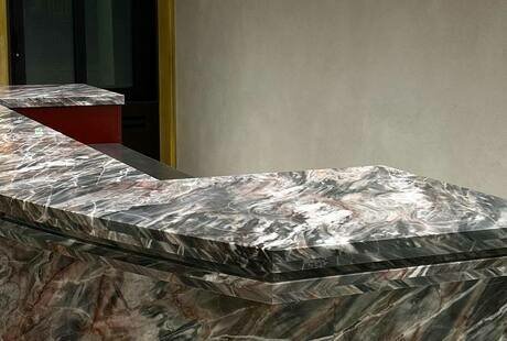 Ресепшен из кварцит для бизнес-центра.