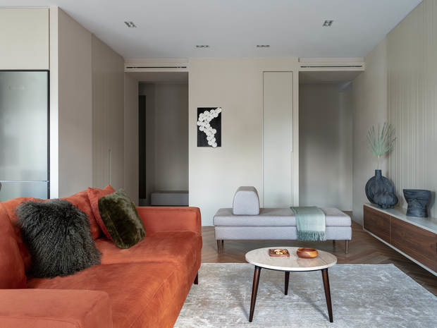 Диванная группа разбита на несколько частей, чтобы комфортно расположить пять-шесть гостей. Ярким акцентом стал диван Minotti, его дополнили нейтральной кушеткой и стильным креслом.