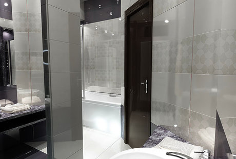 Ванная в трехкомнатной квартире, современный стиль