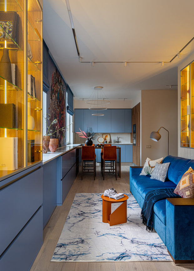 Встроенные стеллажи для книг и сувениров дополнили подсветкой. Таким образом получился еще один источник освещения для создания уютной романтичной обстановки.