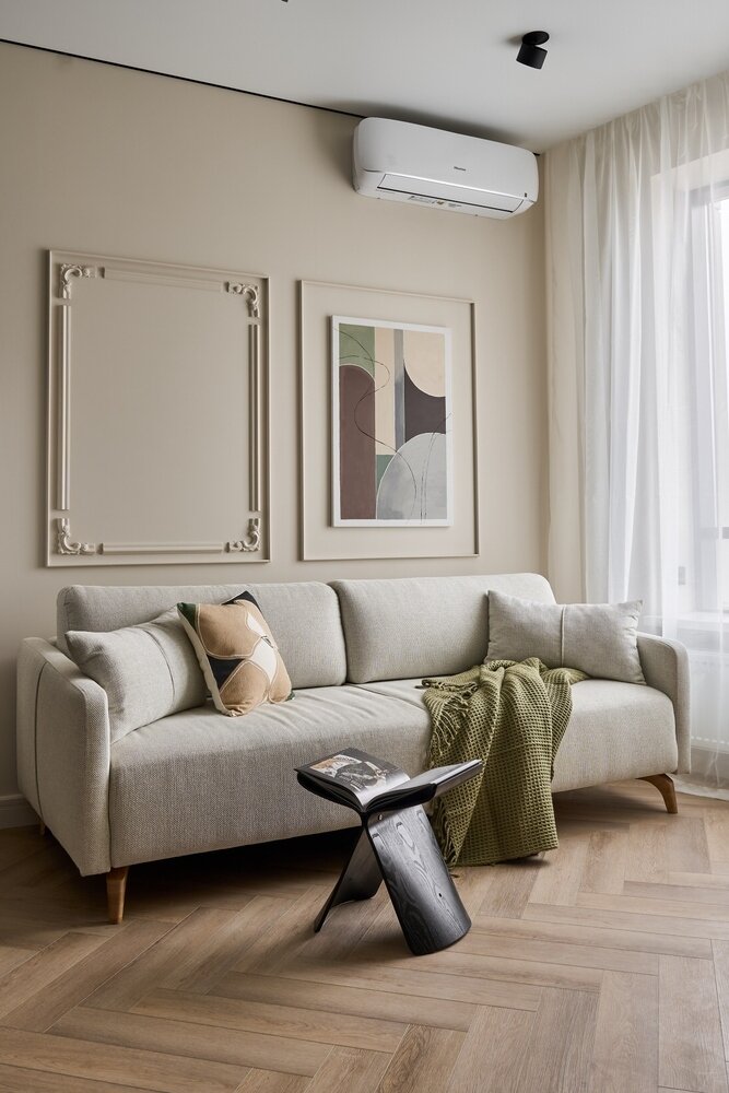 «Картину в гостиной я написала сама специально для этого проекта. Я часто так делаю и оставляю в проектах частичку своего творчества», — говорит дизайнер.