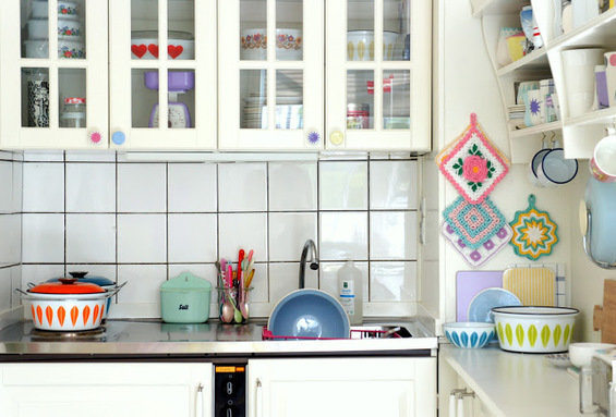 Фотография: Кухня и столовая в стиле Прованс и Кантри, Малогабаритная квартира, Квартира, Цвет в интерьере, Дома и квартиры, Цветы – фото на INMYROOM