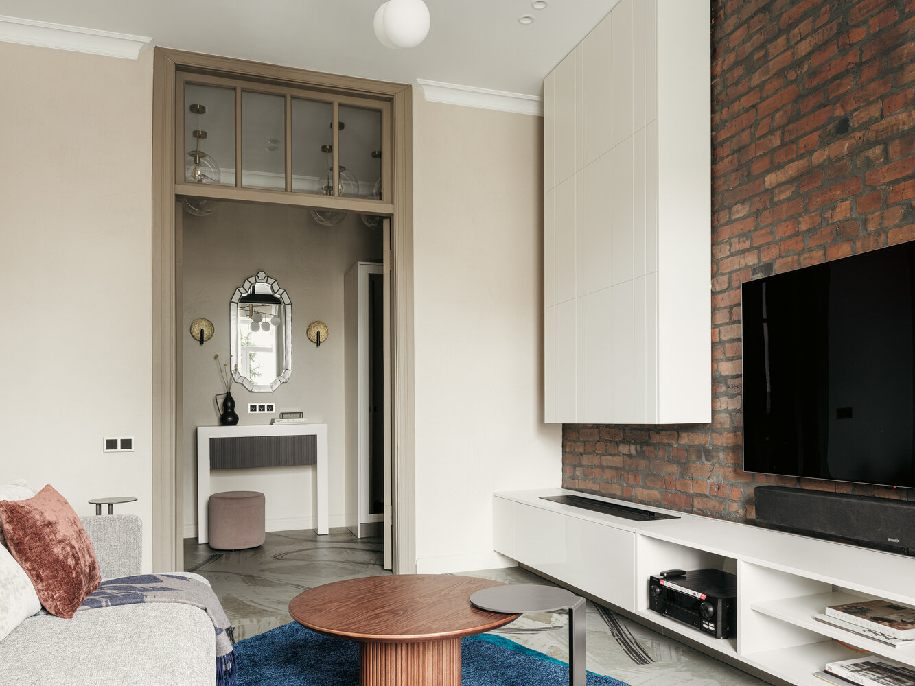 Фотография: Гостиная в стиле Современный, Квартира, Проект дня, Новосибирск, Сталинка, Кирпичный дом, 2 комнаты, 40-60 метров, Татьяна Лейтан, Винтажный, Leytan Design – фото на INMYROOM Фотография: Гостиная в стиле Современный, Квартира, Проект дня, Новосибирск, Сталинка, Кирпичный дом, 2 комнаты, 40-60 метров, Татьяна Лейтан, Винтажный, Leytan Design – фото на INMYROOM