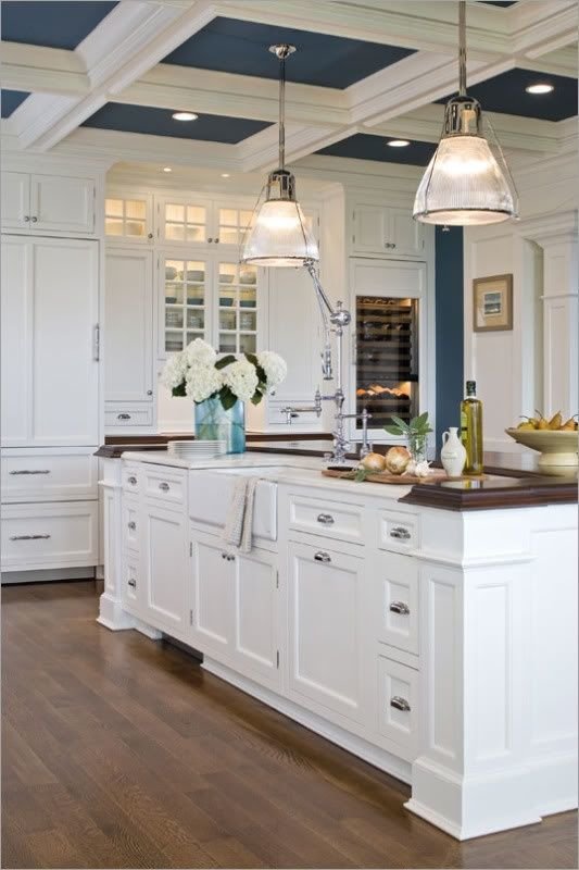 Фотография: Кухня и столовая в стиле Прованс и Кантри, Декор интерьера, Дизайн интерьера, Цвет в интерьере, Потолок – фото на INMYROOM