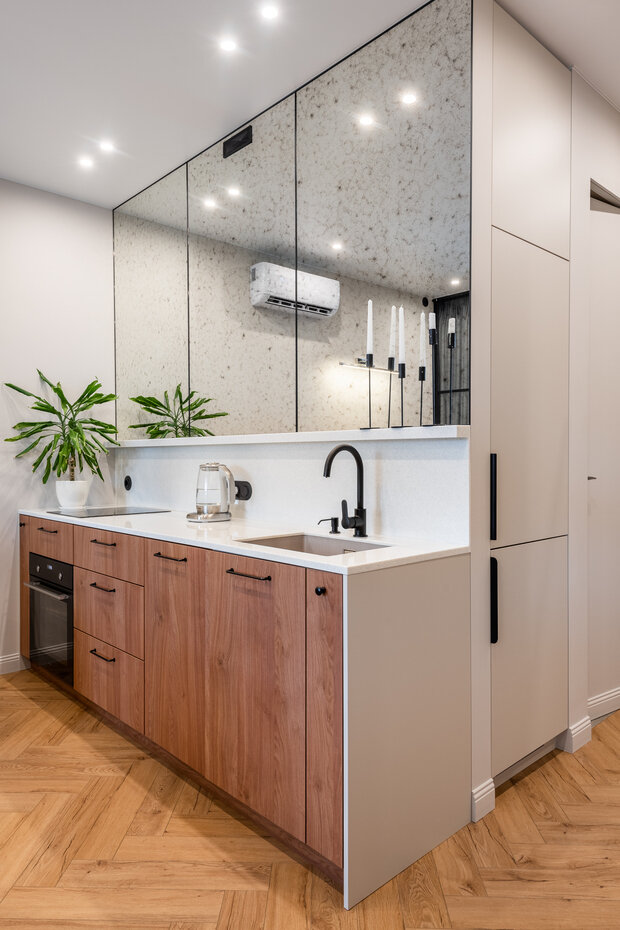 Корпус и фасады кухни сделали из ЛДСП, чтобы оптимизировать бюджет.