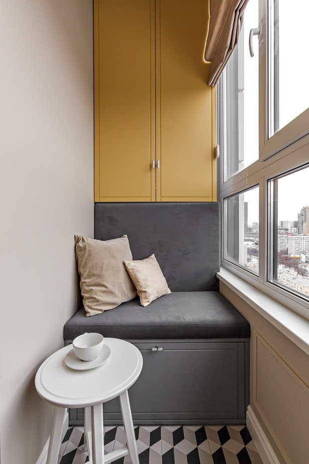 На лоджии предусмотрели место для отдыха. 