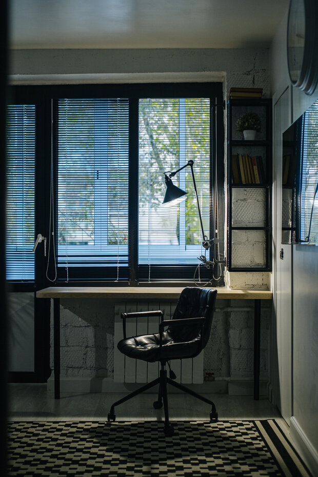 Старые деревянные окна заменили на пластиковые в черной отделке, получилось стильно. Радиаторы тоже заменили на новые, более компактные, модели.